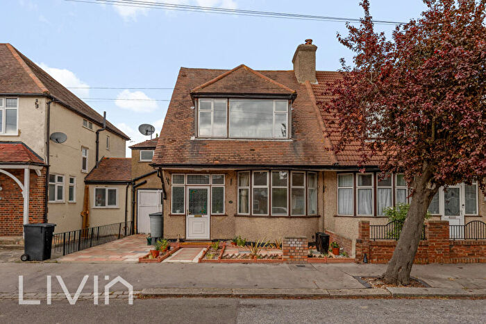 4 Bedroom Semi-Detached House For Sale In Lindfield Road, Croydon, Surrey, CR0