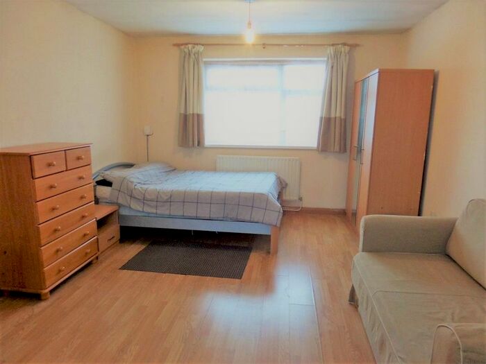Studio To Rent In Botwell Common Road, Hayes, Middlesex, UB3