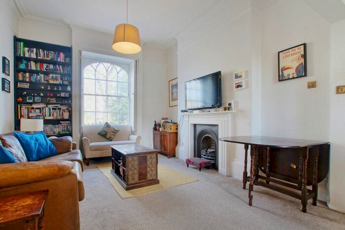 2 Bedroom Flat To Rent In Canonbury Square, London, N1
