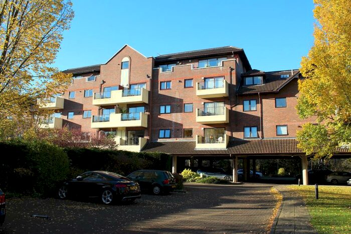 2 Bedroom Apartment To Rent In Ray Park Road Maidenhead Berkshire, SL6