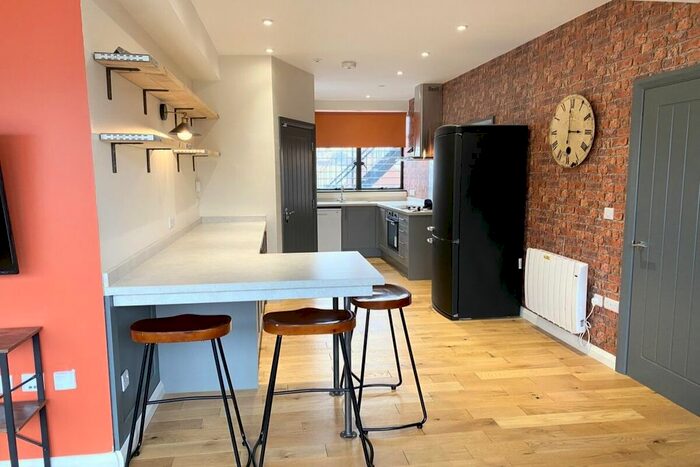 3 Bedroom Flat To Rent In Fargate, Sheffield, S1