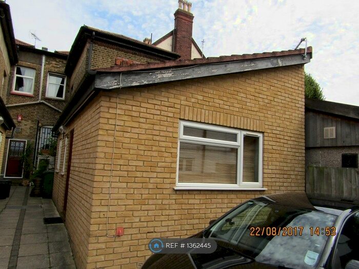 Studio To Rent In Thornbury Road, Isleworth, TW7