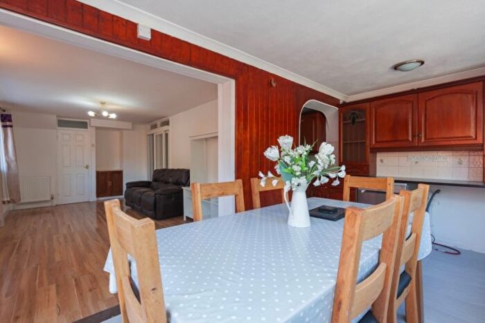 3 Bedroom Semi-Detached House To Rent In Wick Close, Abingdon, OX14