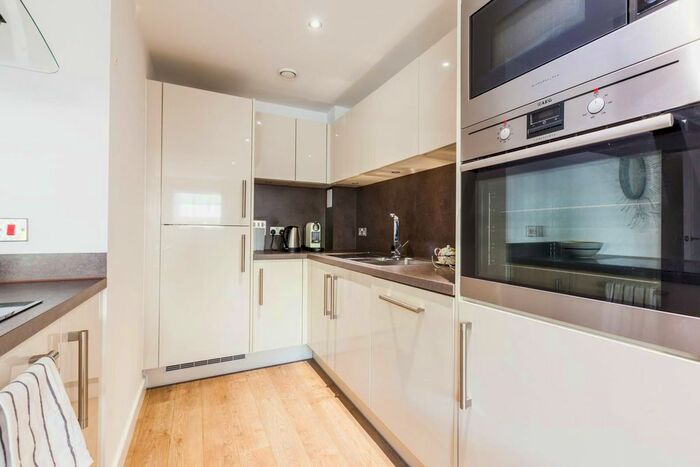 2 Bedroom Flat To Rent In Bedford Road, Brixton, London, SW4