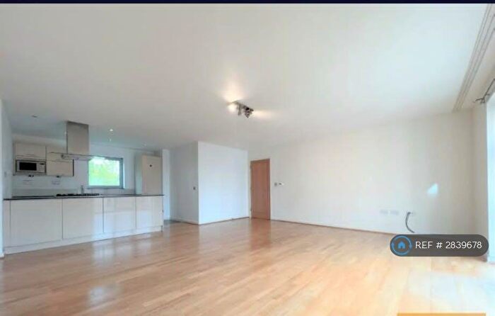 3 Bedroom Flat To Rent In Queen Mary Avenue, London, E18