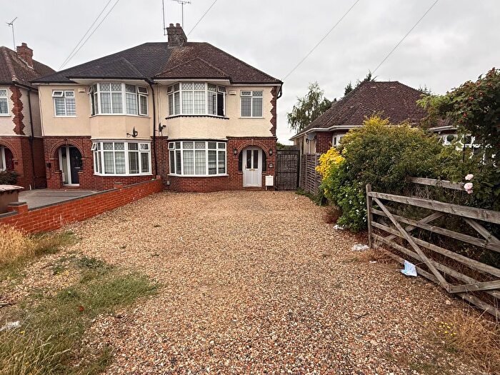 3 Bedroom Semi-Detached House To Rent In Barton Road, Luton, LU3