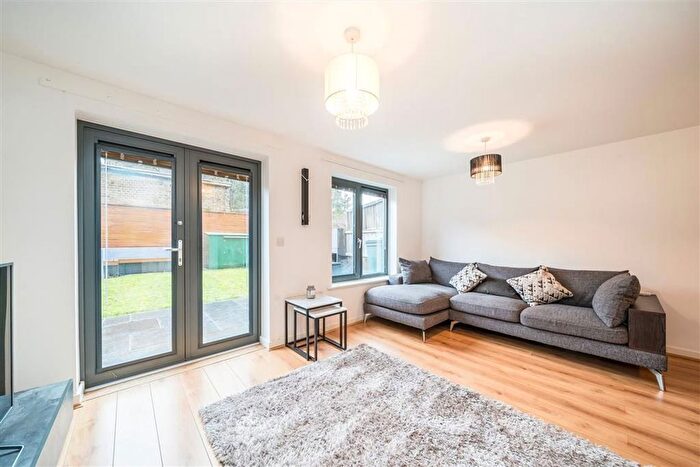 3 Bedroom Maisonette For Sale In Akerman Road, Stockwell, SW9