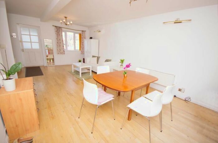 3 Bedroom Property To Rent In Howcroft Crescent, London, N3