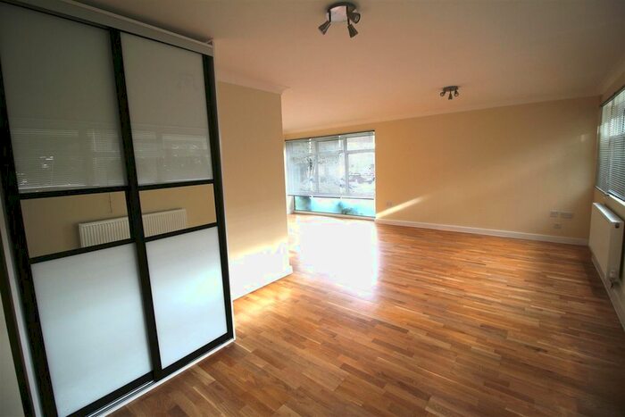 2 Bedroom Flat To Rent In The Knoll, London, W13