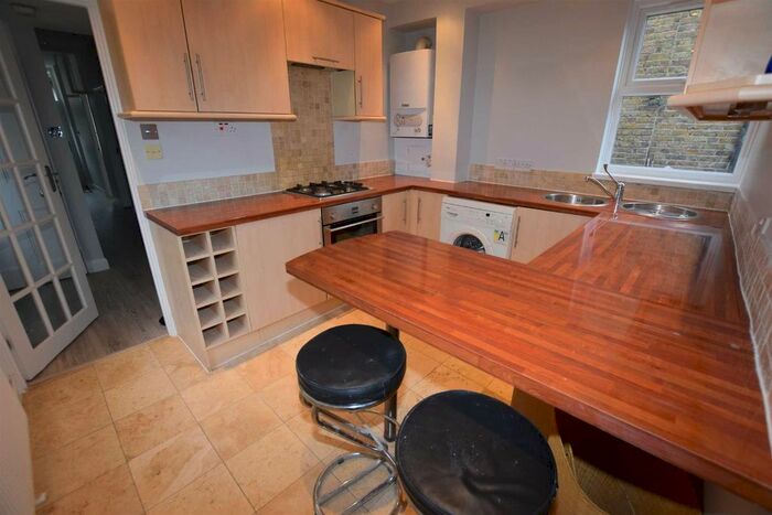 2 Bedroom Flat To Rent In Ballards Lane, London, N3
