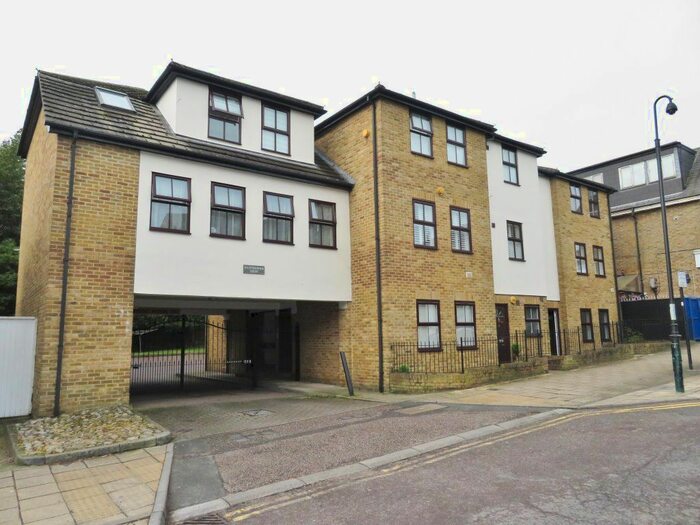2 Bedroom Flat To Rent In Queens Road, Buckhurst Hill, IG9