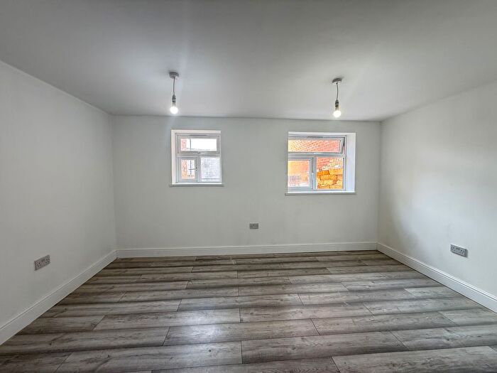 3 Bedroom Studio To Rent In King Street, Southall, UB2