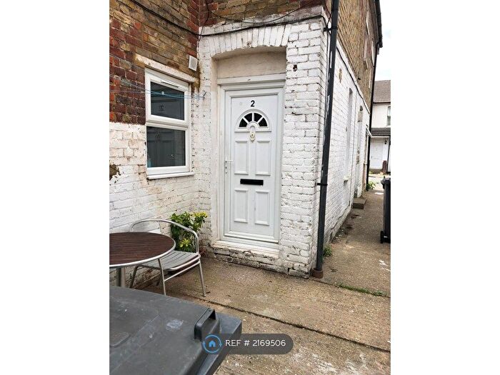 1 Bedroom Flat To Rent In Green Street, High Wycombe, HP11