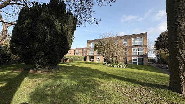 2 Bedroom Flat For Sale In Greenwickets, Birmingham, B14
