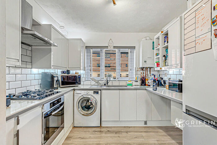 2 Bedroom Flat For Sale In Teviot Avenue, Aveley, RM15