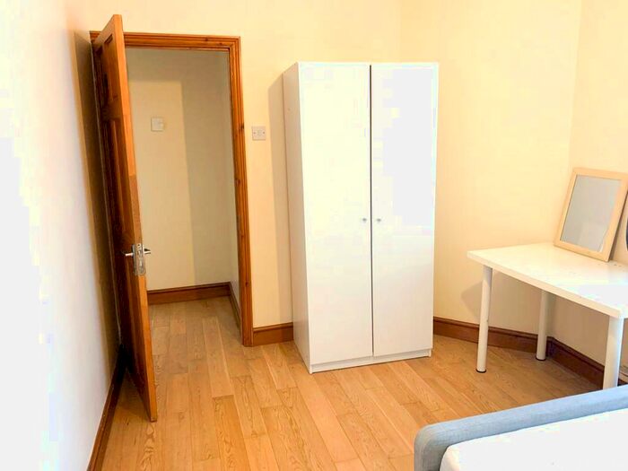 2 Bedroom Flat To Rent In Provost Estate, London, N1