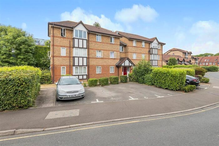 2 Bedroom Flat To Rent In Varsity Drive, Twickenham, TW1