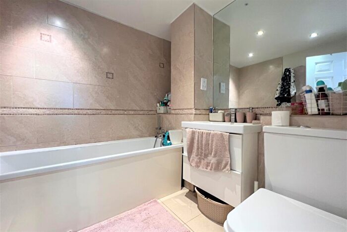 2 Bedroom Apartment To Rent In Inverness Mews, E16