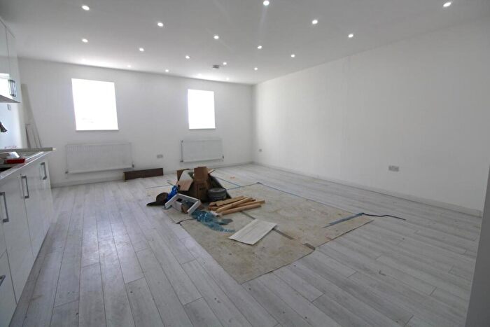 Flat To Rent In High Street, Barnet, EN5