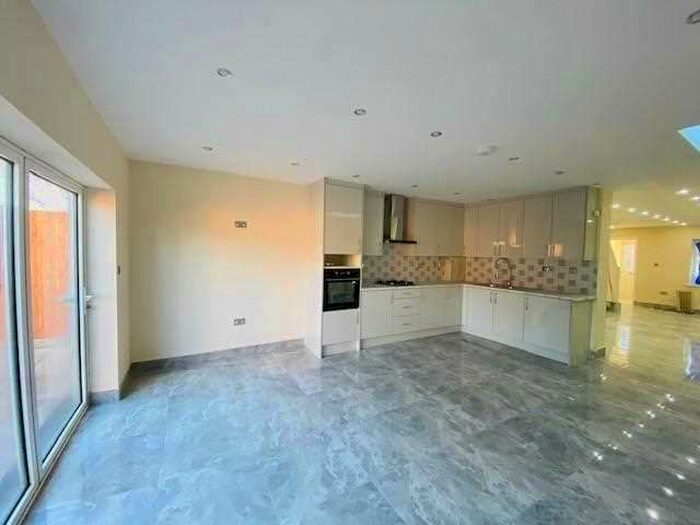 4 Bedroom Semi-Detached House To Rent In Slough, Slough, SL2