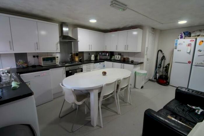 6 Bedroom Terraced House To Rent In Richmond Road Cardiff, CF24