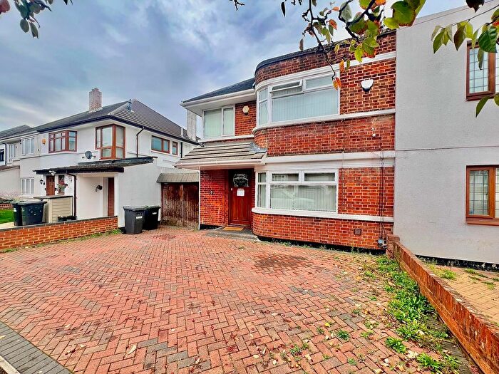 3 Bedroom Semi-Detached House For Sale In Manton Drive, Luton, Bedfordshire, LU2