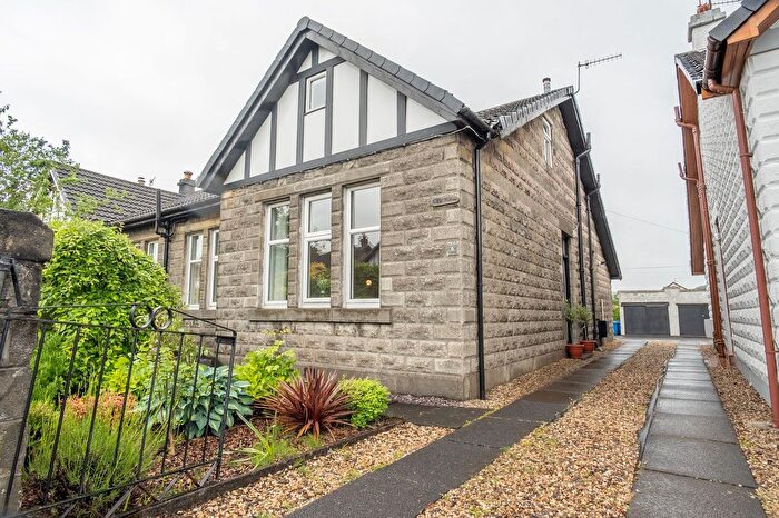 4 Bedroom Semi-Detached Bungalow For Sale In Geils Avenue, Dumbarton, G82