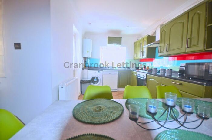 5 Bedroom Detached House To Rent In Pershore Close, IG2