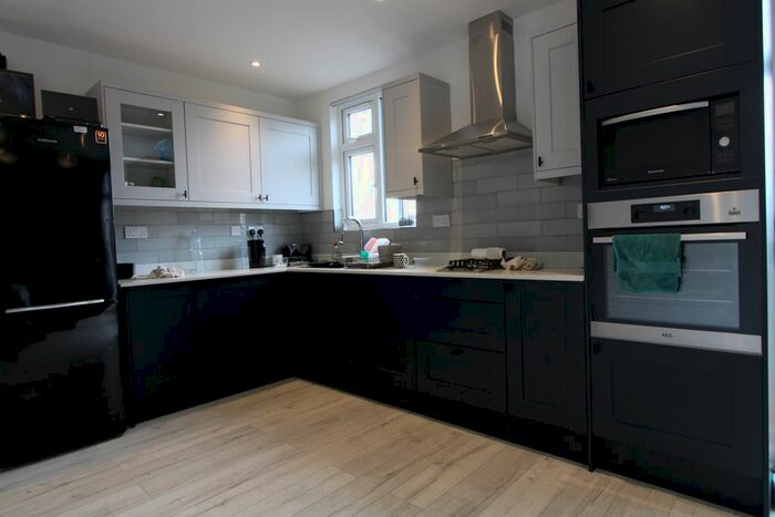 2 Bedroom Flat To Rent In Briar Avenue, Norbury, SW16