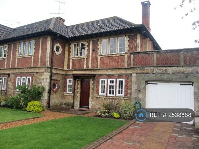 2 Bedroom Maisonette To Rent In Between Streets, Cobham, KT11