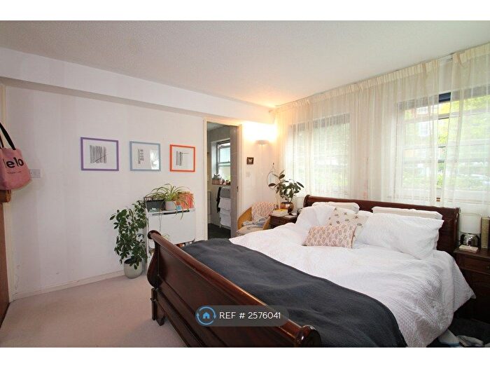 3 Bedroom Flat To Rent In North Battersea, London, SW11