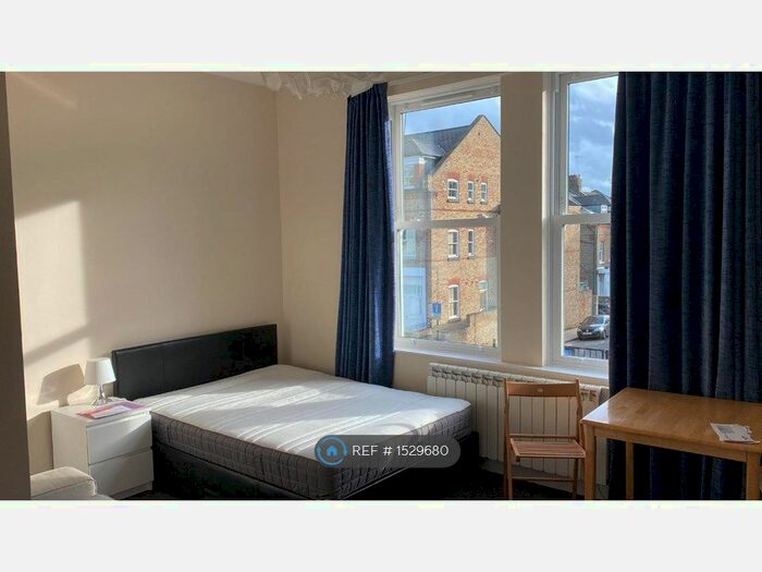 Studio To Rent In Gloucester Drive, London, N4