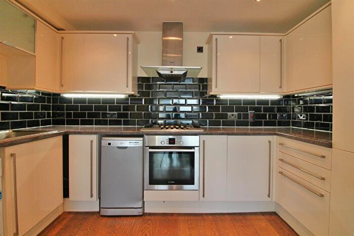 2 Bedroom Flat To Rent In City View House, Bethnal Green Road, London, E2