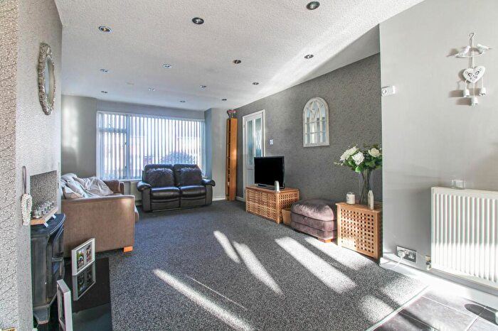 3 Bedroom Semi-Detached House For Sale In Winsford Avenue, Coventry, CV5