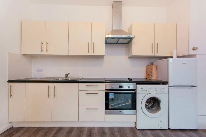 1 Bedroom Flat To Rent In High Street, Sutton, Surrey, SM1