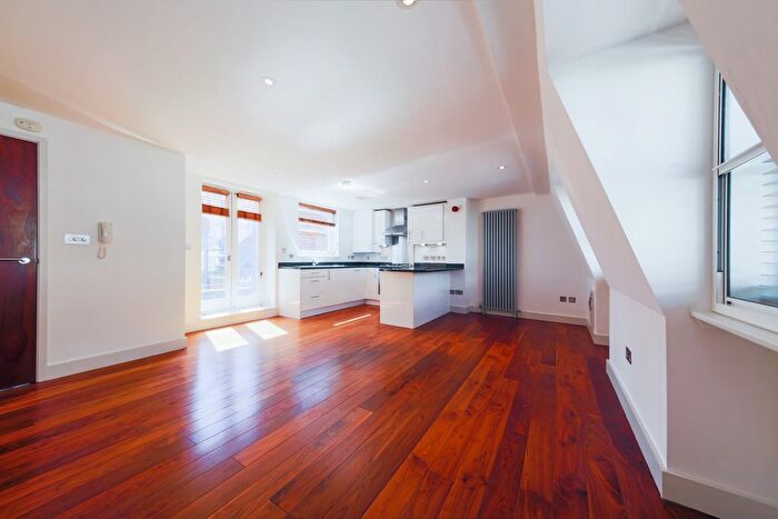 2 Bedroom Flat To Rent In Catherine Street, London, Greater London, Covent Garden, WC2B