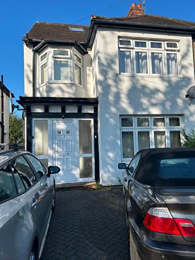 3 Bedroom Maisonette To Rent In Hall Lane, London, NW4