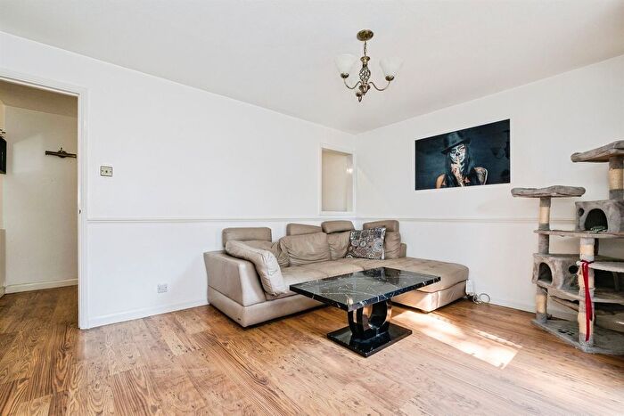 3 Bedroom Semi-Detached House For Sale In Quarry Mews, Purfleet-On-Thames, RM19