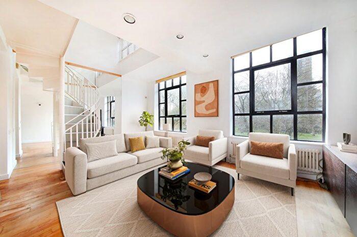 1 Bedroom Flat For Sale In Windsor Court, Vicarage Crescent, SW11