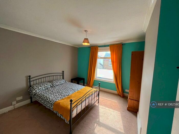 3 Bedroom Semi-Detached House To Rent In Sussex Road, South Croydon, CR2