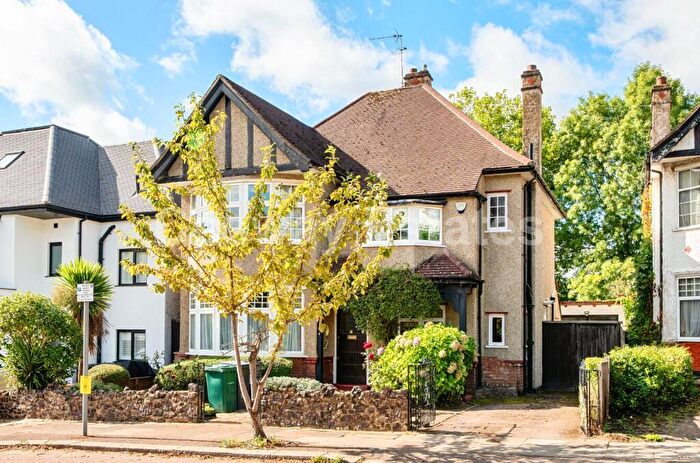 4 Bedroom Detached House For Sale In Lawrence Court, Mill Hill, NW7