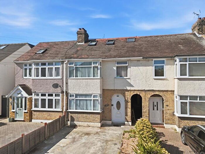 5 Bedroom Terraced House For Sale In Bridport Avenue, Romford, Greater London, RM7