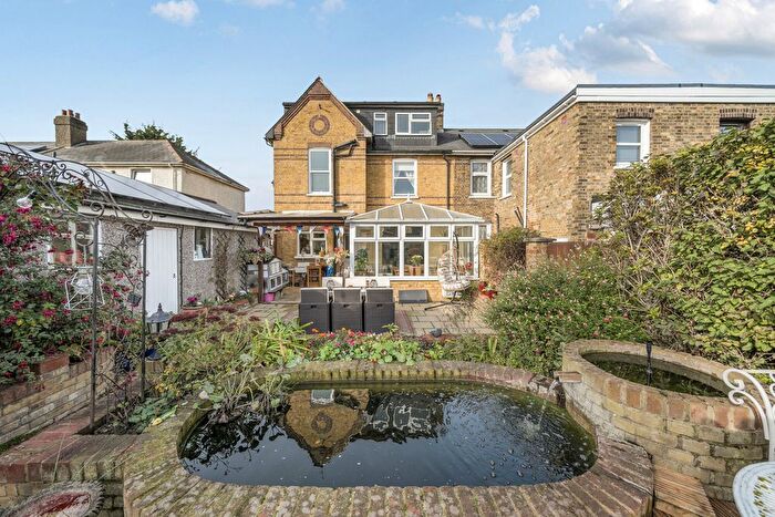 6 Bedroom Semi-Detached House For Sale In Gore Road, Dartford, Kent, DA2