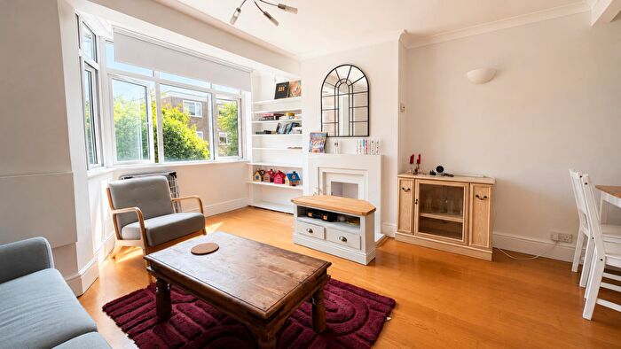 3 Bedroom Flat To Rent In South Bank, Surbiton, KT6