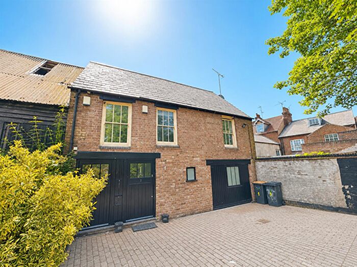 2 Bedroom Mews For Sale In Wood Street, Dunstable, LU6