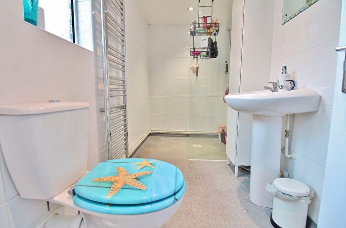 2 Bedroom Chalet For Sale In Chilling Lane, Warsash, Southampton, SO31