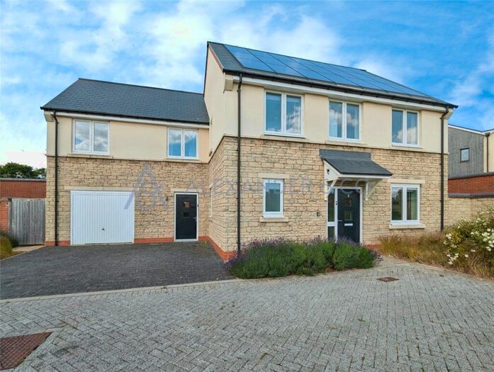 5 Bedroom Detached House To Rent In Lovage View, Bicester, OX27
