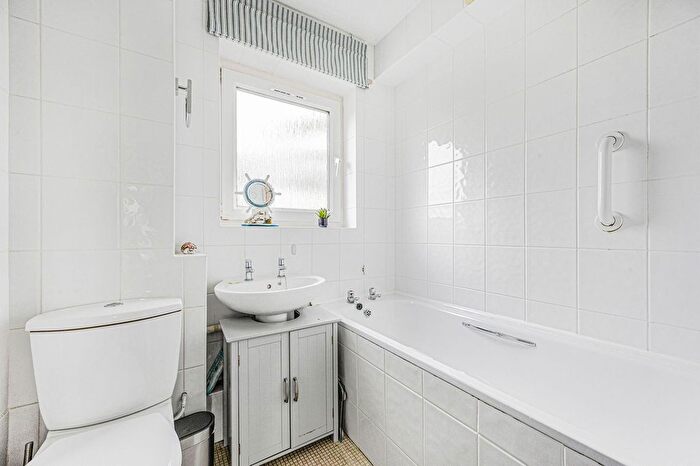 2 Bedroom Flat For Sale In Elm Court, Hillcourt Road, Pittville, Cheltenham, GL52