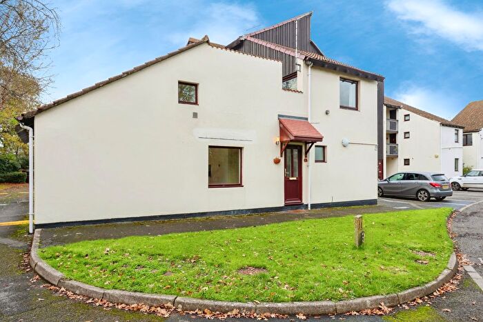 2 Bedroom Flat For Sale In Tree Hamlets, Poole, BH16