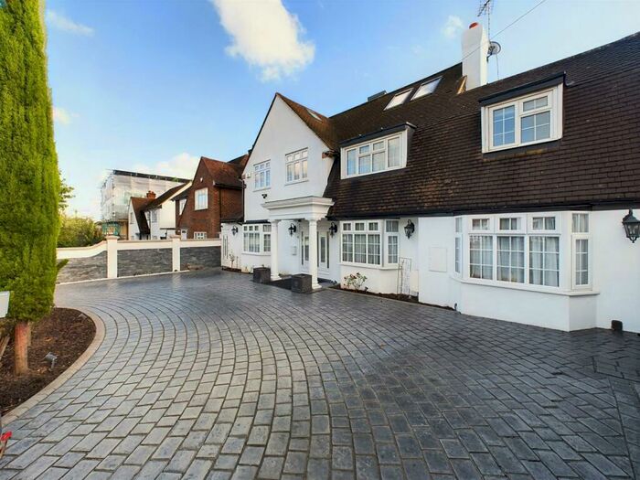 6 Bedroom Detached House To Rent In Park Avenue, Ruislip, HA4